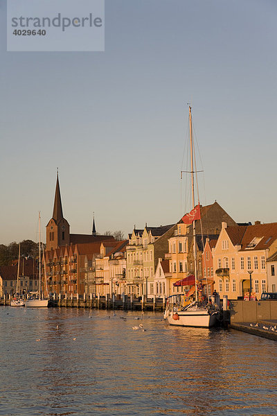 Abendstimmung im Segelhafen für Gäste in Sonderburg  Alsen  Ostsee  Dänemark  Europa