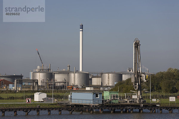 Industriegebiet am Nord Ostsee Kanal  NOK  Brunsbüttel  Schleswig-Holstein  Deutschland  Europa