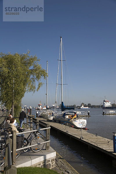 Frachter kurz vor dem Einlauf in die Kanalschleusen  Nord Ostsee Kanal  NOK  Brunsbüttel  Schleswig-Holstein  Deutschland  Europa