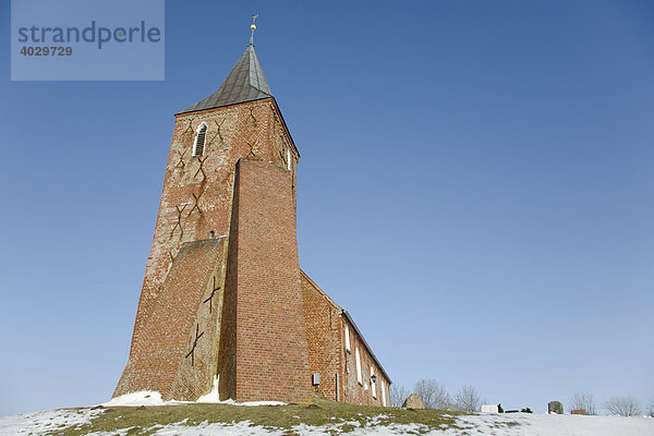 Die St Stephanus Kirche in Westerhever liegt auf einer Warft  Halbinsel Eiderstedt  Nordfriesland  Schleswig-Holstein  Norddeutschland  Deutschland  Europa