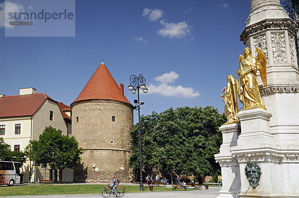 Goldene Engelsstatuen und alte Festigungen in der mittelalterliche Stadt Kaptol  Zagreb  Kroatien  Europa