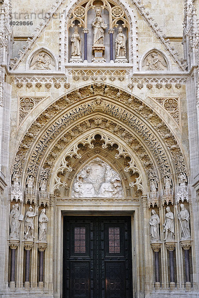 Kunstvolles Mauerwerk am Eingang der Kathedrale von Zagreb  Kroatien  Europa