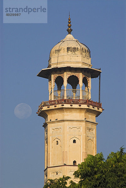 Der untergehende Vollmond hinter Iswari Minar Swarga Sal in Jaipur  Rajasthan  Indien  Asien