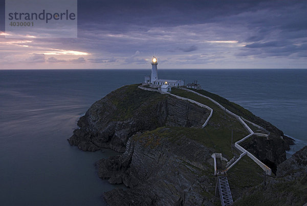 Stack Lighthouse (Leuchtturm) bei Sonnenuntergang  Anglesey  Wales  Vereinigtes Königreich  Europa