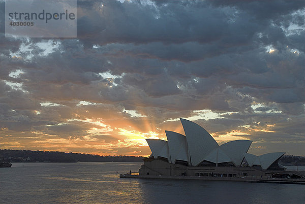 Sonnenaufgang über dem Sydney Opera House  Sydney  New South Wales  Australien