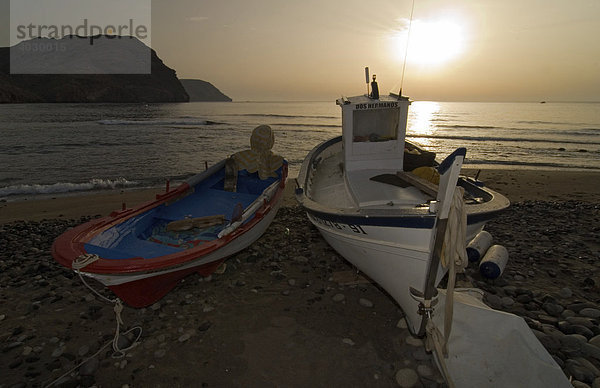 Boote im weichen Morgenlicht im Hafen von Las Negras  Andalusien  Spanien  Europa