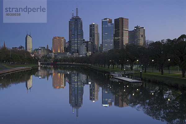Skyline von Melbourne und ihre Reflektion im Yarra Fluss vor Sonnenaufgang  Victoria  Australien