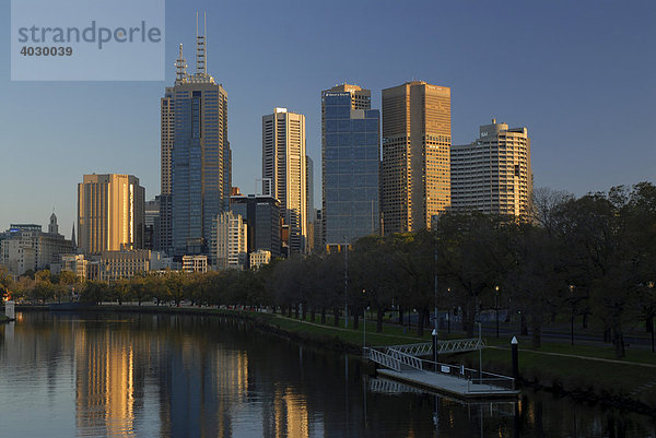 Skyline von Melbourne und ihre Reflektion im Yarra Fluss am frühen Morgen  Victoria  Australien