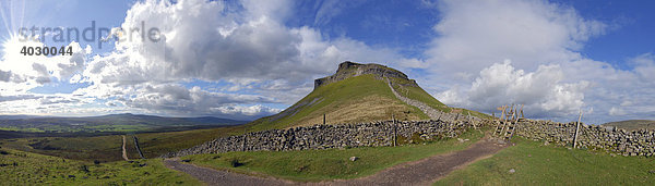 Eine Bruchsteinmauer  Leitern  unter dem Gipfel von Pen-Y-Ghent  Yorkshire Dales  Yorkshire  Vereinigtes Königreich  Europa