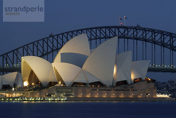 Sydney Opera House vor der Sydney Harbor Bridge bei Nacht  Sydney  New South Wales  Australien