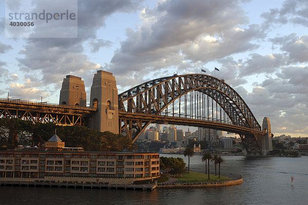 Sydney Harbor Bridge und The Rocks im weichen Morgenlicht  Sydney  New South Wales  Australien