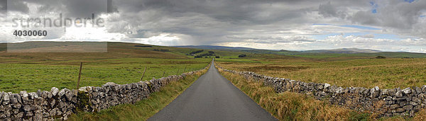 Straße bei Winskill Stones in den Yorkshire Dales  Yorkshire  Großbritannien  Europa