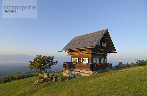 Hütte auf dem Magdalensberg  vom weichen Morgenlicht erleuchtet  Kärnten  Österreich  Europa