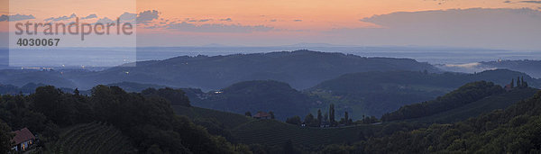 Sonnenaufgang über der hügeligen Landschaft von Steiermark  von Kitzeck im Sausal aus gesehen  Österreich  Europa