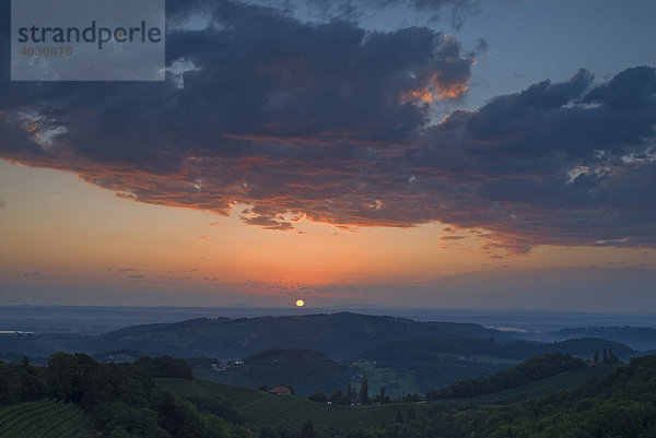 Sonnenaufgang über der hügeligen Landschaft der Steiermark  gesehen von Kitzeck im Sausal  Österreich  Europa