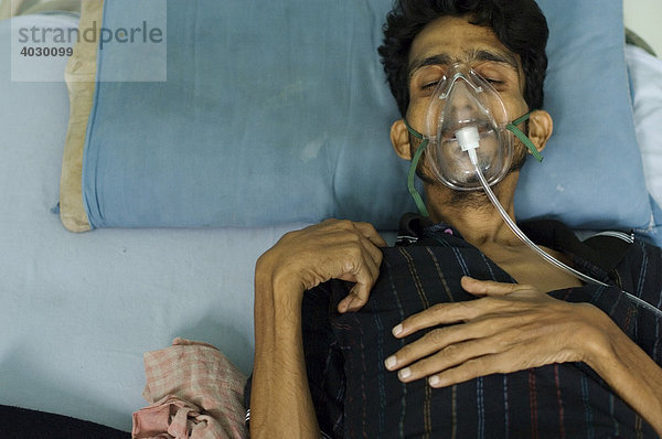 Kishan Chowdhary  38  ist lebensgefährich an TB erkrankt und leidet unter schwerstem Husten und Atemproblemen  seine Behandlung ist nur durch die Unterstützung einer Hilfsorganisation möglich  Howrah  Hooghly  Westbengalen  Indien
