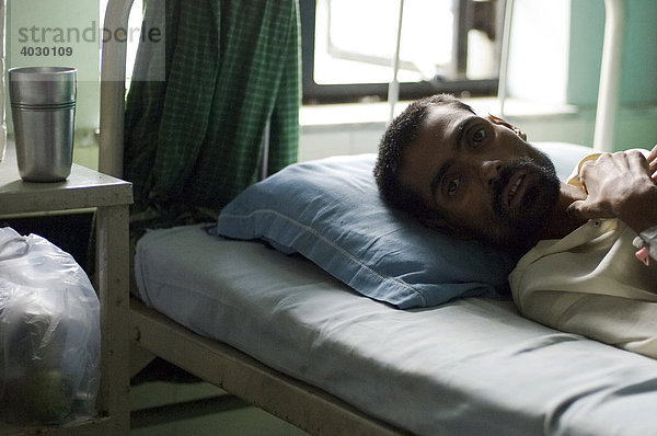 Anwari Mondol  35  ist lebensgefährich an TB erkrankt  um sein Leben zu retten  wurde er von einer Hilfsorganisation in das Privatkrankenhaus Shree Jain eingewiesen  das notfalls auch über eine Intensivstation verfügt  Howrah  Hooghly  Westbengalen  Indien