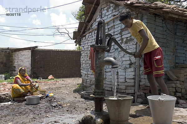 In den Slums gibt es zwar zwischen den häufigen Ausfällen überall Strom  der oft gestohlen wird  fließend Wasser gibt es aber nirgends. Die Menschen müssen ihr Wasser an Handpumpen besorgen  die entweder hochbelastetes Grundwasser oder stehendes Wasser aus der städtischen Wasserleitung fördern. Howrah  Hooghly  Westbengalen  Indien