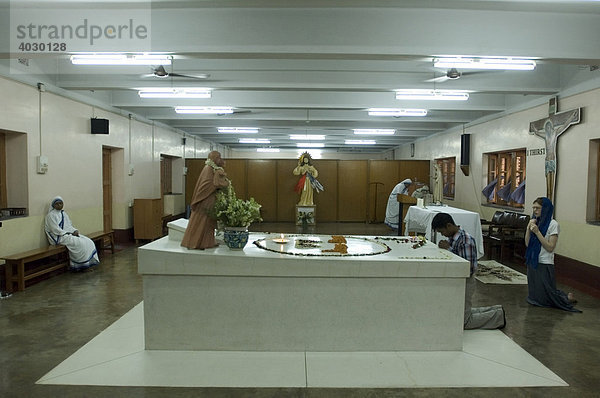 Das Grabmal der umstrittenen Mutter Theresa im Mutterhaus des von ihr gegründeten Ordens ist immer noch ein Anziehungspunkt für Christen und sogenannte Volunteers aus der ganzen Welt  Kolkata  Westbengalen  Indien