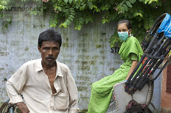 Firdose Nessa  16  ist zum zweiten Mal an Tuberkulose erkrankt. Diesmal multiresistent. Sie leidet unter schwerer Hauttuberkulose. Vor dem St. Thomas Home  einer Spezialklinik für Tuberkulose  wartet sie zusammen mit einem Rikshawfahrer auf eine Schwester und die Abfahrt zu einer Röntgen-Untersuchung in einem Diagnosezentrum. Ihre Behandlung wird von einer Hilfsorganisation finanziert. Howrah  Hooghly  Westbengalen  Indien