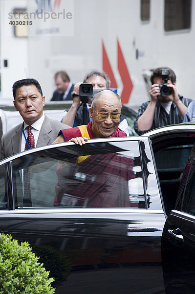 Der Dalai Lama grüßt die Menge beim Verlassen seines Hotels  Bamberg  Oberfranken  Franken  Deutschland  Europa