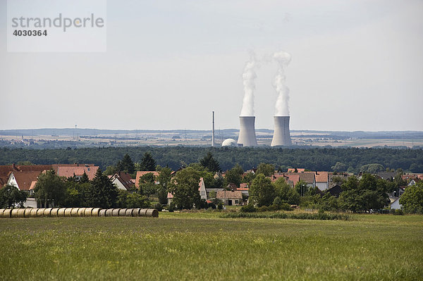 Kernkraftwerk Grafenrheinfeld  davor die Ortschaft Gochsheim  Unterfranken  Franken  Bayern  Deutschland  Europa