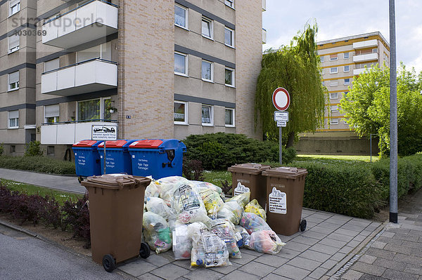 Recycling in Deutschland  Gelbe Säcke und Altpapier vor Wohnblocks