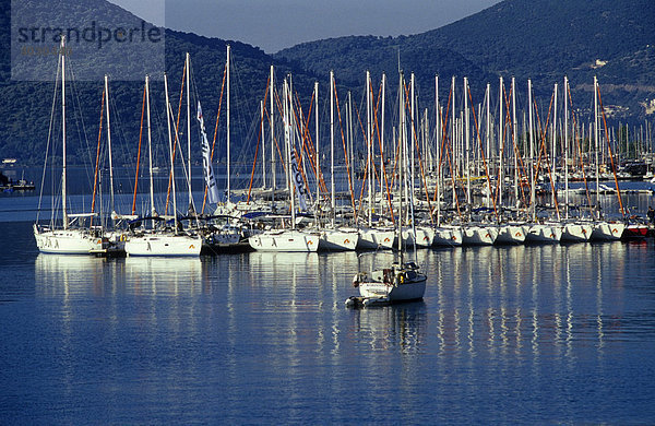 Boote im Hafen von Nydri  Insel Lefkas  Griechenland  Europa