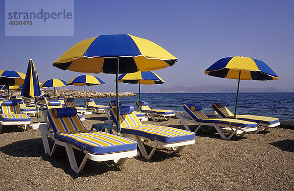 Sonnenschirme  Liegen  Strand in Kos-Stadt  Insel Kos  Griechenland  Europa