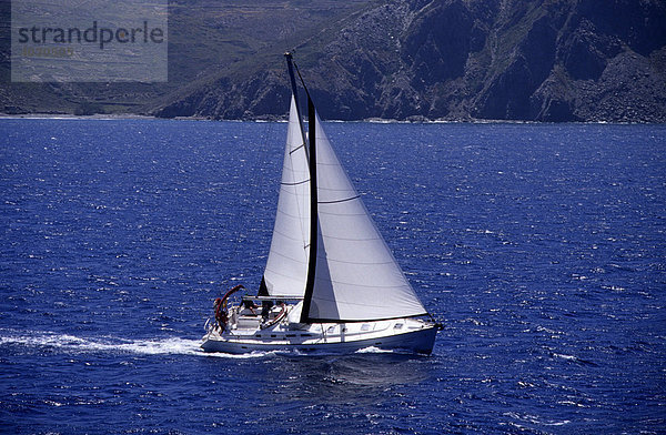 Segelboot vor der Küste der Insel Paros  Griechenland  Europa