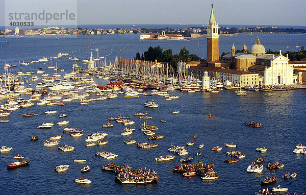 Ansammlung von Booten vor der Insel und Kirche San Giorgio Maggiore anlässlich der Festa del Redentore  Venedig  Italien  Europa