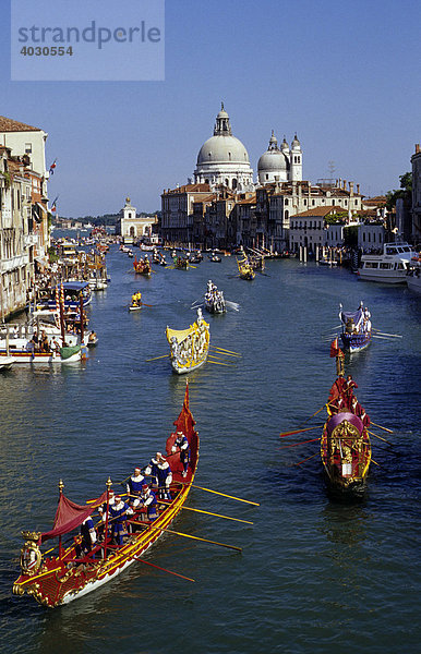 Regatta storica auf dem Canal Grande mit Kirche Santa Maria della Salute  Venedig  Italien  Europa