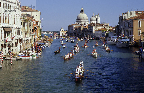 Regatta storica auf dem Canal Grande mit Kirche Santa Maria della Salute  Venedig  Italien  Europa