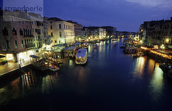 Blick von der Rialtobrücke  Ponte di Rialto auf den Canal Grande  Venedig  Italien  Europa