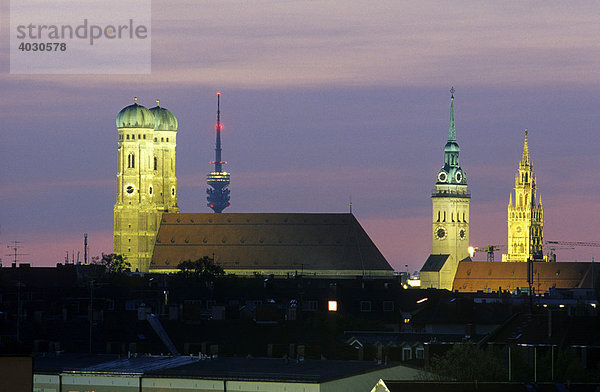 Skyline Münchens mit Frauenkirche  Olympiaturm  Altem Peter und Neuem Rathaus  München  Bayern  Deutschland  Europa