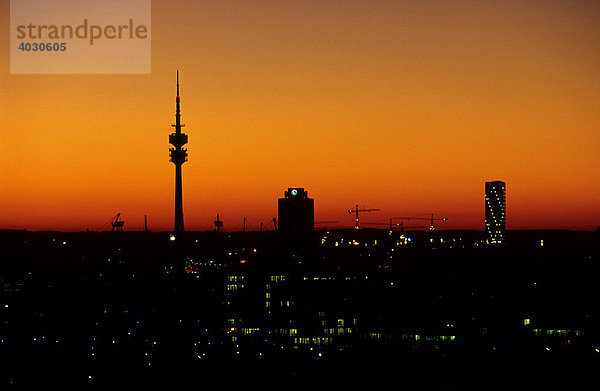 Olympiaturm  BMW-Vierzylinder  Silhouetten im Abendlicht  München  Bayern  Deutschland  Europa