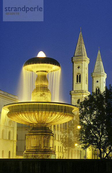 Brunnen vor der Universität und Ludwigskirche  München  Bayern  Deutschland  Europa