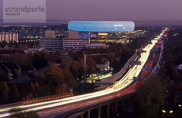 Allianz-Arena mit Autobahn München-Nürnberg  München  Bayern  Deutschland  Europa