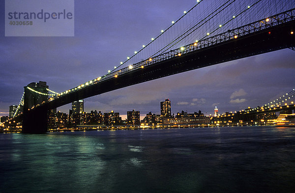 Brooklyn Bridge  East River und Manhattan  New York City  USA