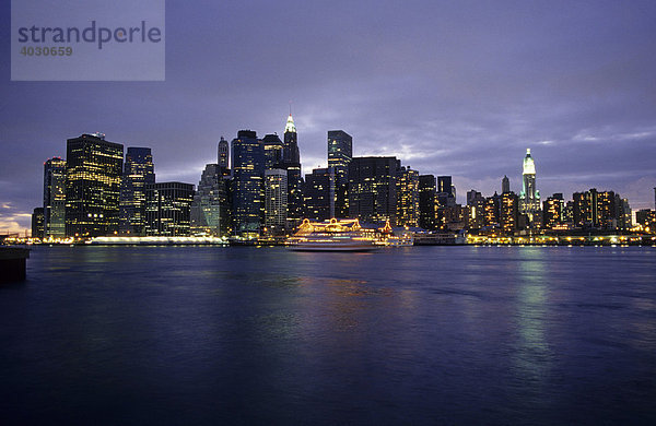 Downtown Manhattan und East River  New York City  USA