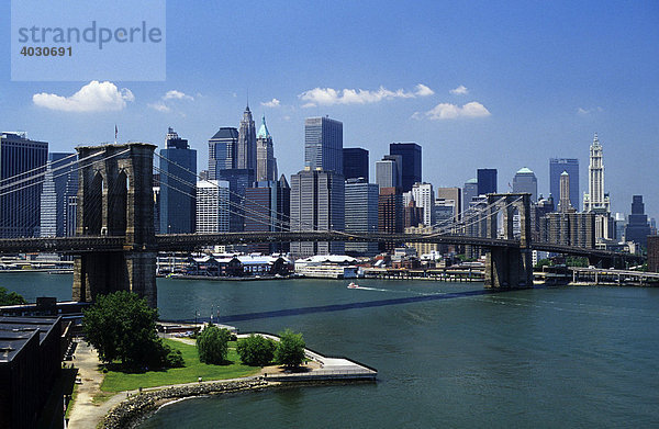 Brooklyn Bridge und Downtown Manhattan  New York City  USA