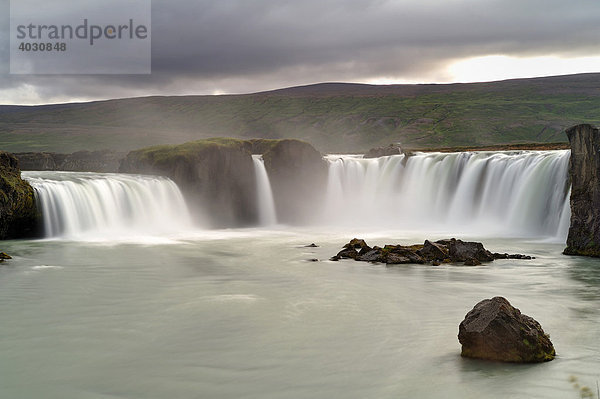 Wasserfall Godafoss Götterfall  Fluss Skjálfandafljót  Gemeinde Þingeyjarsveit  Island  Europa