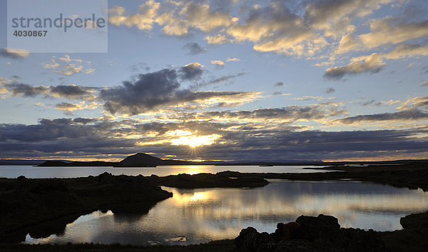 Mývatn bei Sonnenuntergang  Blick auf Pseudokrater bei Skútustaðir  Island  Europa