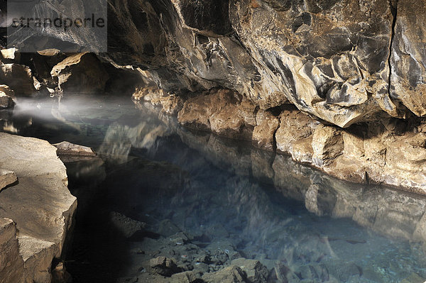 Höhle Grjotagjá bei Reykjahlíð am Mývatn  Island  Europa
