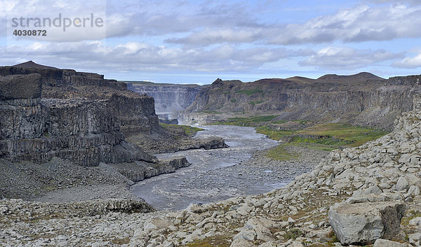 Der Fluss Jökulsá á Fjöllum stürzt im Norden Islands  etwa 30 Kilometer vor der Mündung in den Arktischen Ozean  in die bis über 100 Meter tiefe Schlucht Jökulsárgljúfur  Island  Europa