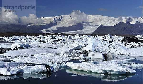 Gletschersee Jökulsárlón  dt. 'Gletscherflusslagune'  liegt zwischen dem Skaftafell-Nationalpark und Höfn  mit treibenden Eisbergen  Südküste  Island  Europa