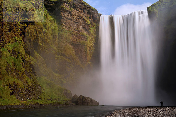 Wasserfall Skógafoss mit Wanderer  Südküste  Island  Europa