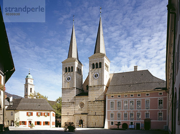 Schlossplatz mit der ehemaligen Stiftskirche St. Peter u. Johannes und dem königlichen Schloss Berchtesgaden  Oberbayern  Bayern  Deutschland  Europa