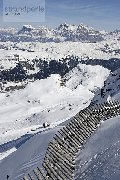 Verschneite Berglandschaft bei Arabba  Sellaronda  Dolomiten  Südtirol  Trentino  Italien  Europa