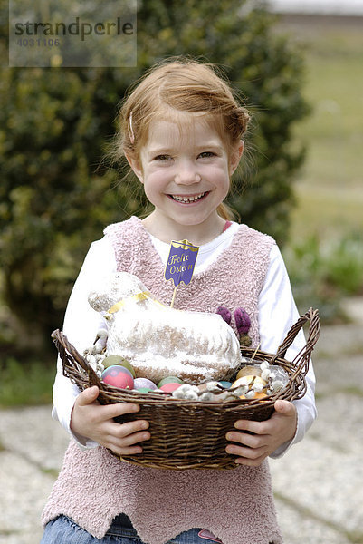 Mädchen  Kind mit Osterkörbchen  Osterkorb